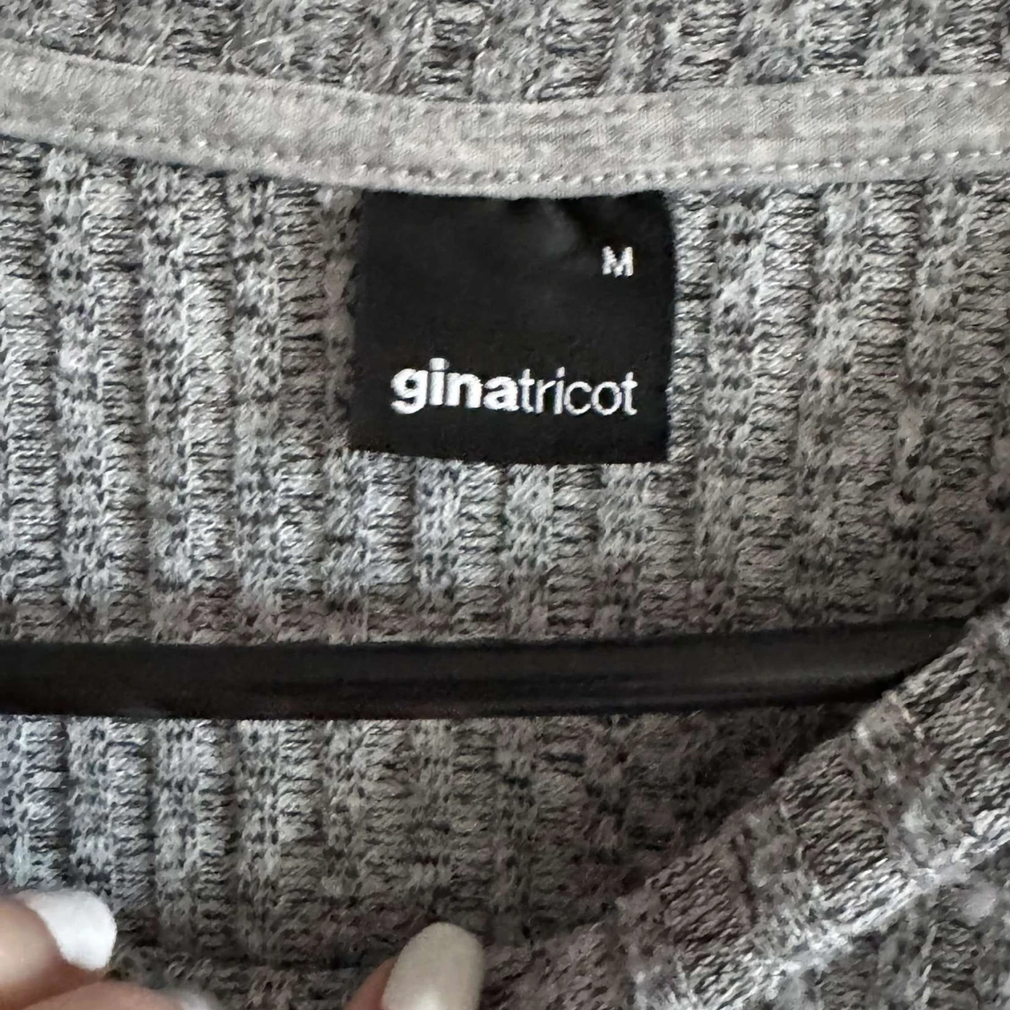 Grå ribbad croppad tröja från Gina Tricot - 1