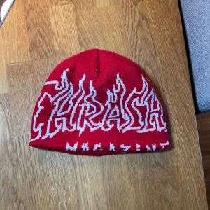 Röd mössa från Thrasher - En mössa. Använd under en vinter säsong i alperna, sitter perfekt om du viker upp kanterna på den! Skirv för frågor ✒️