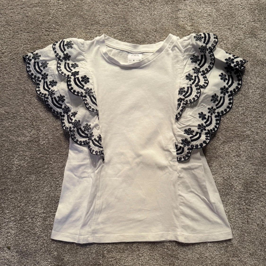 Vit topp med broderade volangärmar från Zara