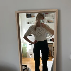 Vit stickad croppad tröja från Bik Bok - Säljer en vit stickad croppad tröja från Bik Bok med hålmönster och bred ribbad midja. Tröjan har trekvarts ärm och rund halsringning