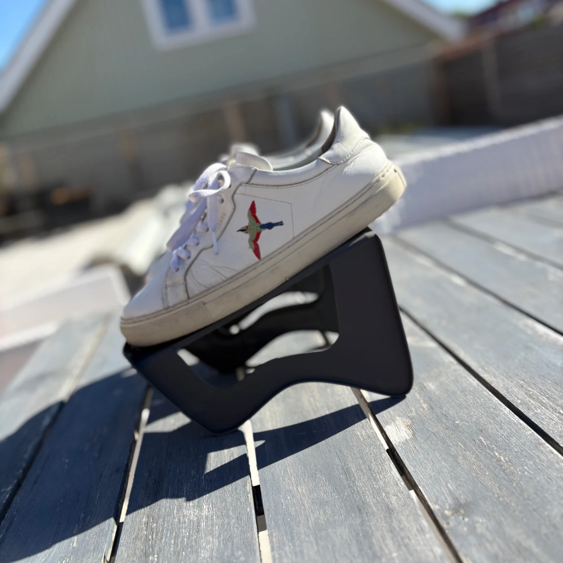 Vita sneakers från Axel Arigato med broderad fågel - 2