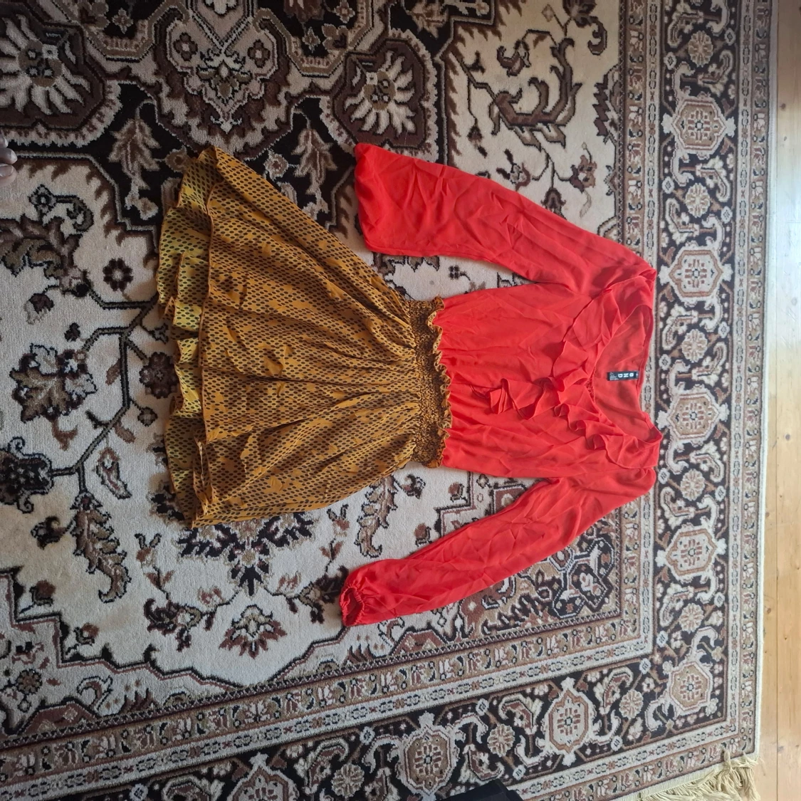 Röd och gul klänning med volangdetaljer - 1