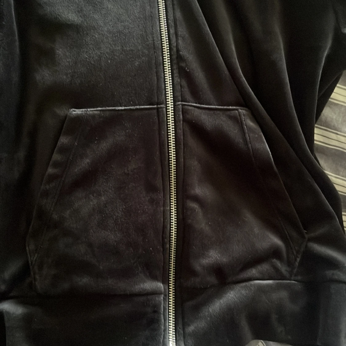 Svart hoodie med dragkedja från Lager 157 - 3