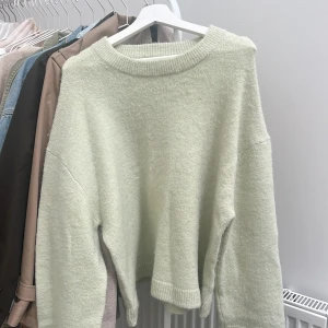Stickad tröja - Stickad tröja från Gina tricot, använd 1 gång så i princip nyskick 