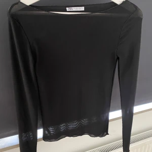 Svart topp zara - Svart genomskinlig topp från zara. Sitter ungefär som intimissimi tröjan på
