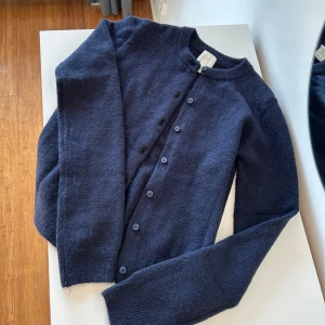 Kofta från H&M - Oanvänd stickad kofta från H&M i marinblå. storlek XS