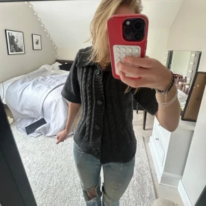 Mörkgrå stickad kofta - Säljer denna då jag inte använder den❤️ material: ull och akryl