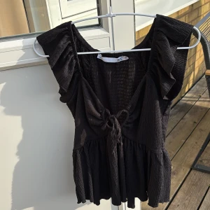 Svart volangtopp från lager 157 - Säljer en supersöt volangtopp från lager 157 i storlek xs. Helt oanvänd och är precis som ny💞