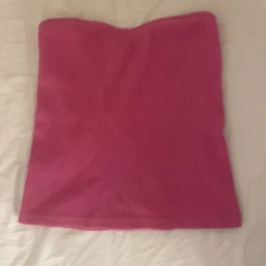 Rosa ribbad tubtopp - Super snygg rosa tub topp ifårn Gina! ALDIG använd dock köpt här på plick 