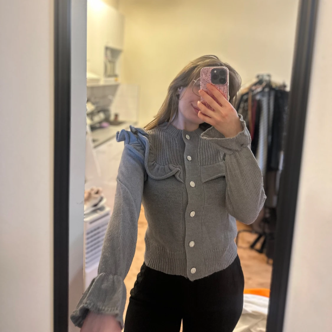 Grå kofta med volangdetaljer och knappar - 1