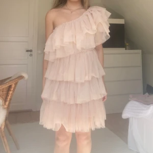 Klänning - Så himla snygg klänning i en typ peach färg. Vet ej märke tyvärr eftersom jag ärvt den av min kusin som klippt bort lappen. Hon köpte den för flera år sedan för ungefär 4000/5000kr har hon sagt. 