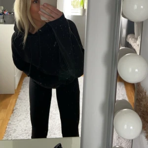 Svart oversized hoodie - Säljer en svart oversized hoodie beroende på hur man vill ha den, denna är i storlek S o är lite oversized på mig💕