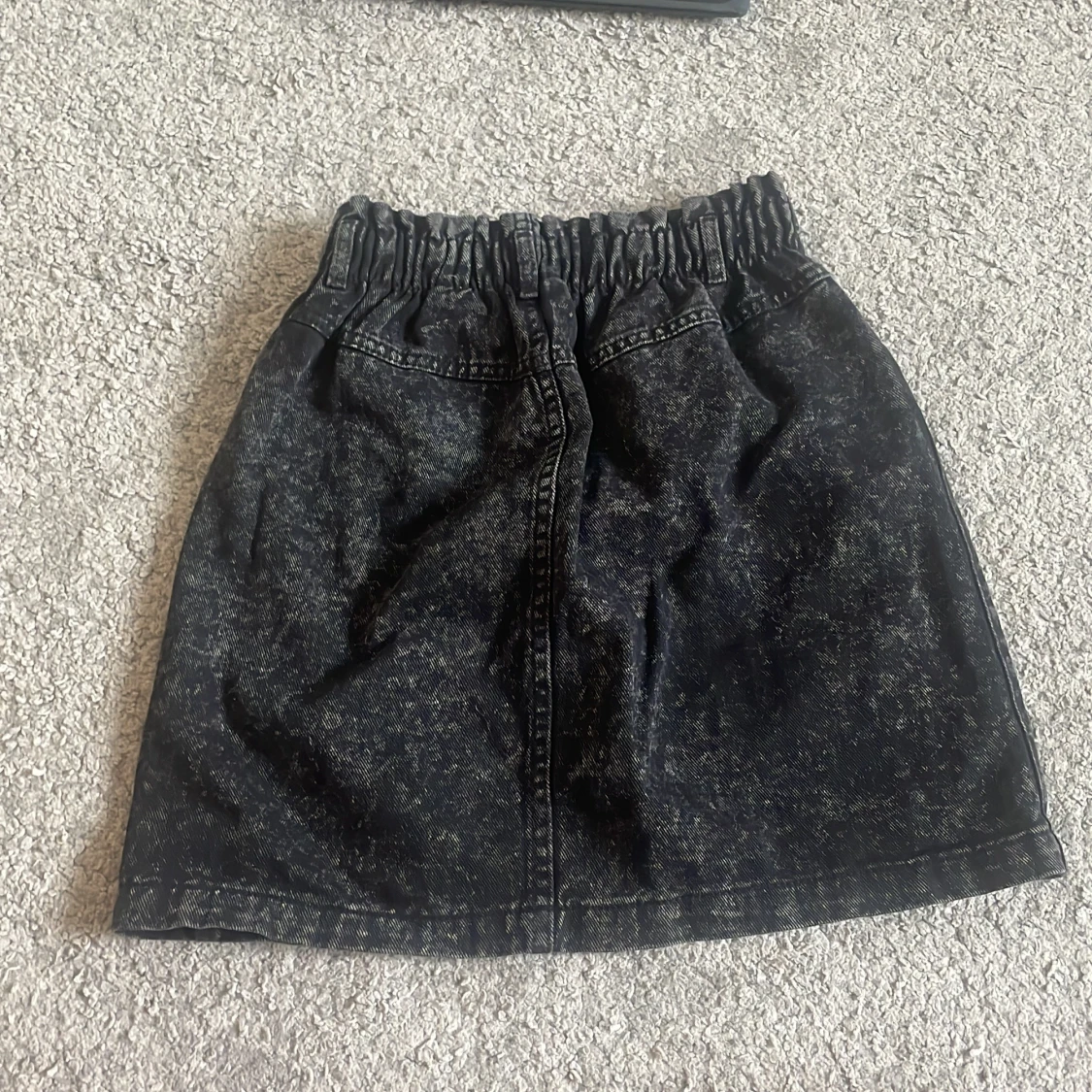 Svart jeanskjol med resår från H&M - 1