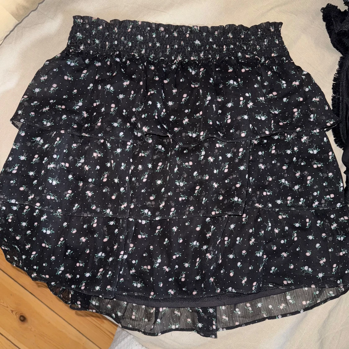 Svart blommig volangkjol