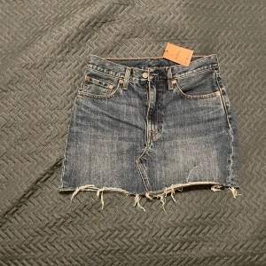 Jeanskjol  - Superfin jeanskjol köpt från sellpy, oanvänd av mig då den inte passade. Fint skick, ser nästan oanvänd ut. Stl S eller w 27