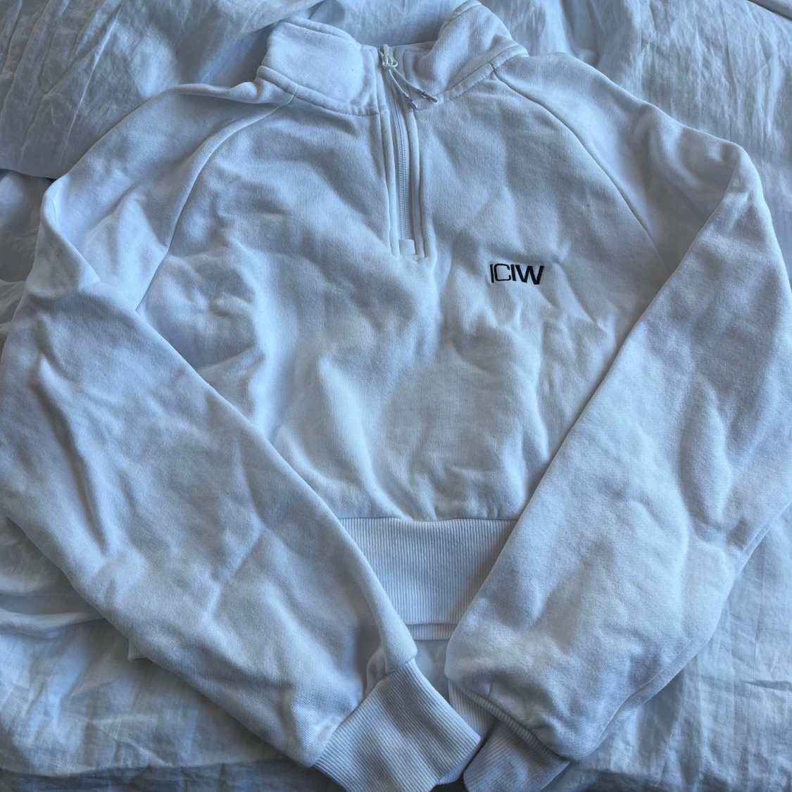 Vit halvzip hoodie från ICIW