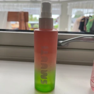 Smuuti face mist  - Face mist från Smuuti. Perfekt för att återfukta huden under dagen och ge en uppfriskande känsla. Den är använd men som man ser på bilden är det fortfarande mycket kvar av produkten🩷