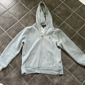 Polo Ralph lauren zip hoodie  - Jag har använt den max tre gången köpte den för 1300kr och vill sälja den för 799 priset kan diskuteras vid snabb affär. Säljer den för att råka köpa den lite för liten.