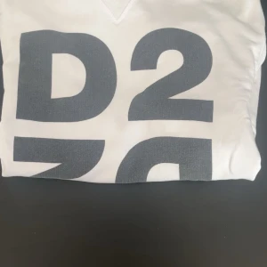 Vit sweatshirt från Dsquared2 med stor logga - Vit sweatshirt från Dsquared2 med deras d2d2 logga på magen den är 16 years old i bra skick men tvättas många gånger pris kan diskuteras  Äkta 