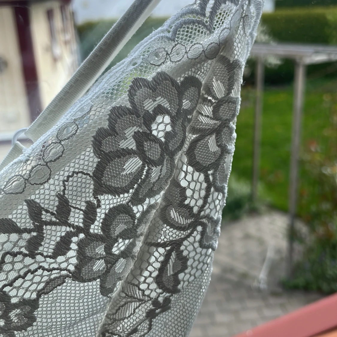 Vit spetslinnetopp med blommönster - 4