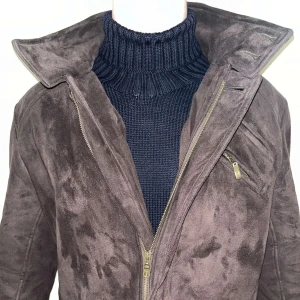 Brun rock från Balmain - Säljer en brun rock från Balmain med hög krage, dragkedja och knappar framtill. Jackan har flera fickor med dragkedja och en stilren design. Perfekt för dig som vill ha en snygg och tidlös jacka. Condition 8/10 storlek Large men passar för Medium också! Priset är inte hugget i sten😃