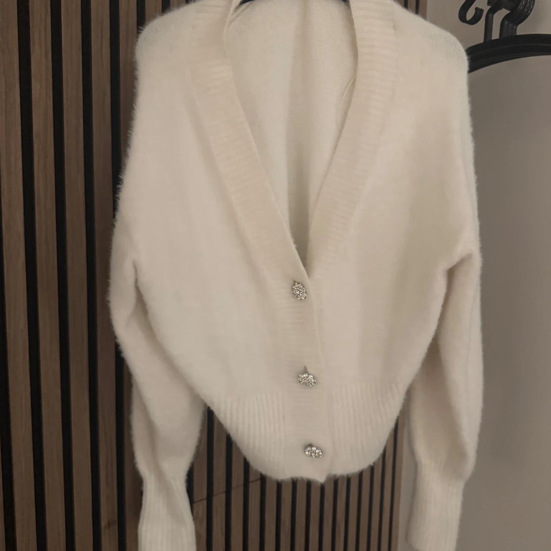 Vit kofta med glittriga knappar