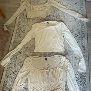 3 st vita toppar från shein  - Jag säljer 3 st vita toppar som matchar med svarta,vita byxor.