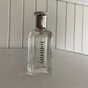 Tommy hilfiger parfym  -  tror att det är 50ml men det kan vara mer 