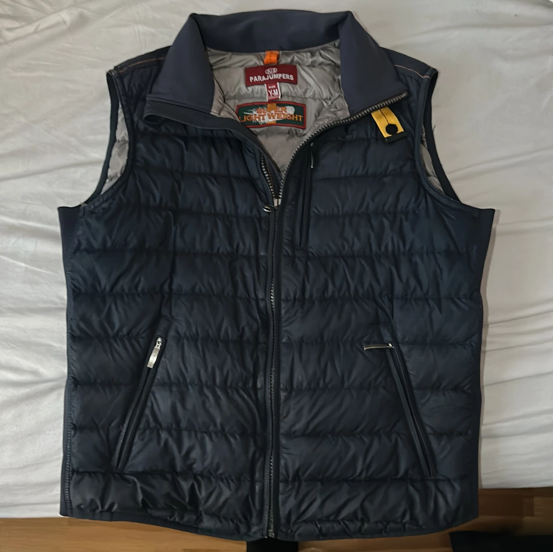 Mörkblå dunväst från Parajumpers