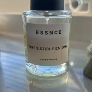 Irresistible Enigma Eau de Parfum från Essnce -  Innehåller doften Irresistible Enigma,  Eau de Parfum från Essnce. ca 60 procent kvar