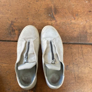 Axel arigato skor - Säljer snygga Axel arigato i begie mocka. Säljer på grund av att jag växt ur dom             Hör av er vid funderingar