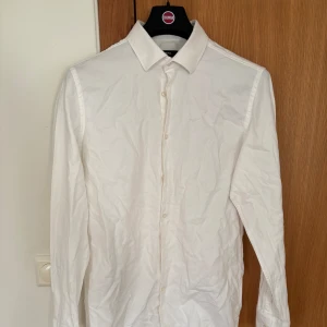Skjorta från Hugo Boss - Säljer en vit HUGO BOSS skjorta. Storlek: 42 16 1/2 (M-L). Hör av dig vid eventuell fråga 