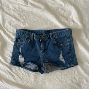 Lågmidjade jeansshorts  - Snygga lågmidjade jeansshorts som är köpta vintage utomlands 💞💞 Midjemått: 35