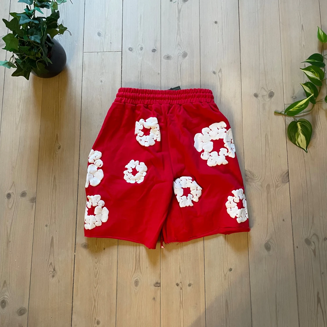 Grå shorts med vita blommor