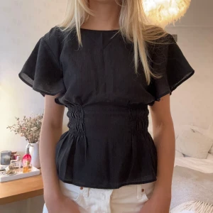 Svart topp med tajt midja - Den mest perfekta passformen!! Så snygg😘❣️❣️❣️