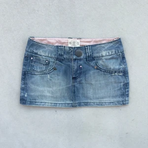Lågmidjad kort jeanskjol  - het 2000-tals jeanskjol i perfekt skick 💜läs min sida för mer info