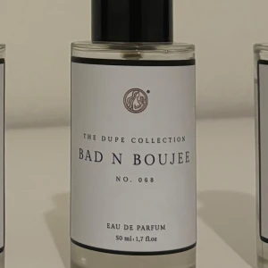 Bad n boujee - Toppnoter: Freesia, Citronskal, Nektarin och Äpple.  Hjärtnoter: Marshmallow, Jordgubbe, Kokosnöt och Apelsinblomma.  Basnoter: Vispad grädde, Socker, Vanilj, Musk, Hallon och Ambroxan.