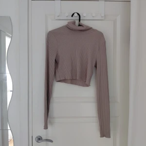 Långarmad, korttröja  - Den kan bli ganska kort om man har stora bröst. Har aldrig använd den och den är I bra skick 