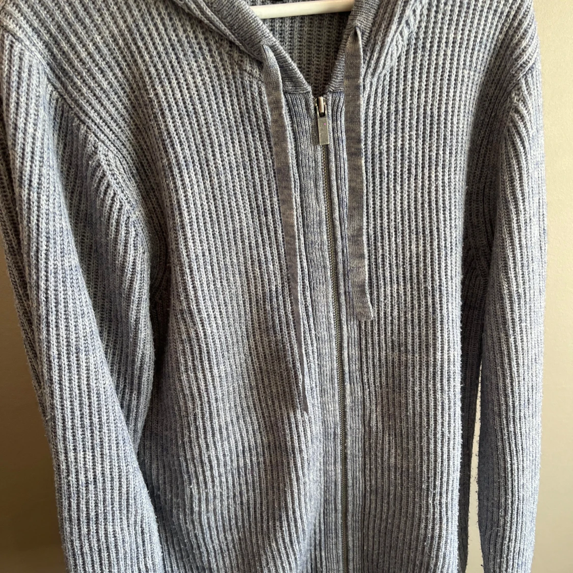 Grå hoodie från Lawrence Grey