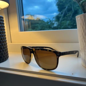 Ray-Ban boyfriends - Slutsålda på hemsidan, riktigt bra skick 9/10 Inga defekter bara använda fåtal gånger. Skicka pris förslag vid intresse!