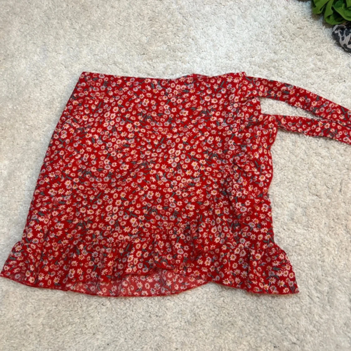 Röd blommig omlottkjol med volang