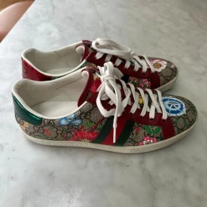 Gucci sneakers - Så najs sneakers i väldigt bra skick! Skosnörena är också nyligen bytta🥰🥰Går bra att lägga bud! 