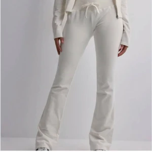 Cozy chill pants  - Snygga vita mjukisbyxor med bootcut passform och snörning i midjan. Byxorna har en avslappnad vibe och är tillverkade i mjukt material som känns skönt mot huden. Perfekta för en chill och trendig look.