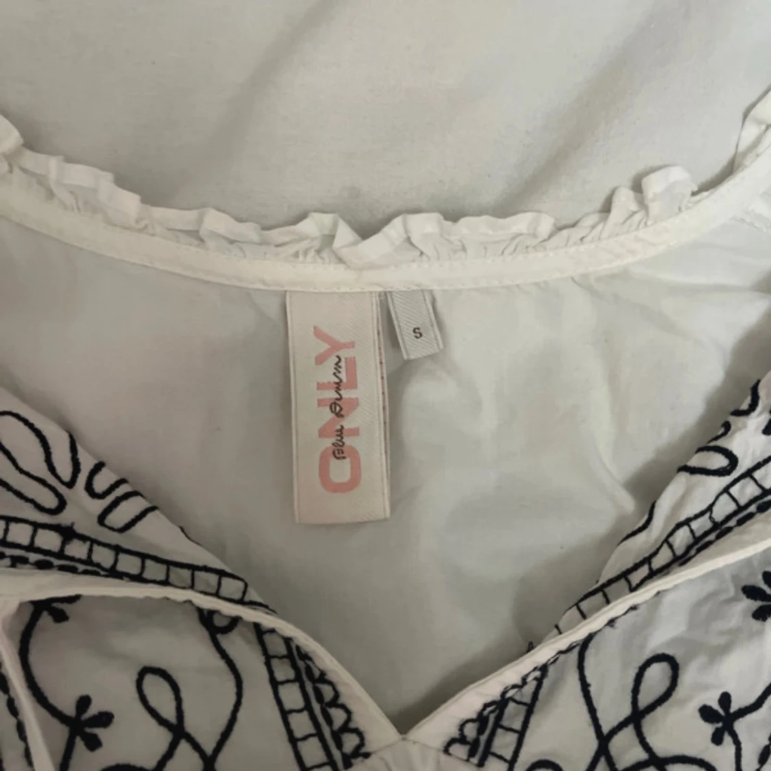 Vit broderad blus från ONLY - 2