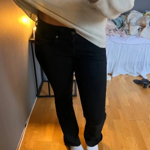 Svarta bootcut jeans med låg midja - Snygga svarta jeans med bootcut passform och låg midja🥰 Nypris är 1100kr