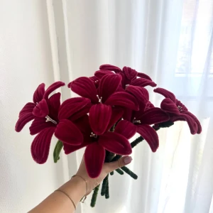 Blombukett - liljor - Blombukett med 10st blommor. Vinröd aktig nyans med grön skälk. Kan göra blommor utifrån vad ni vill ha för färg och tema.