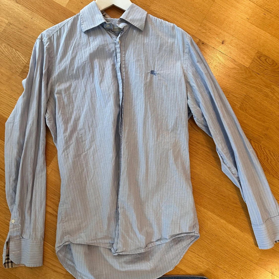 Blårandig Burberry skjorta