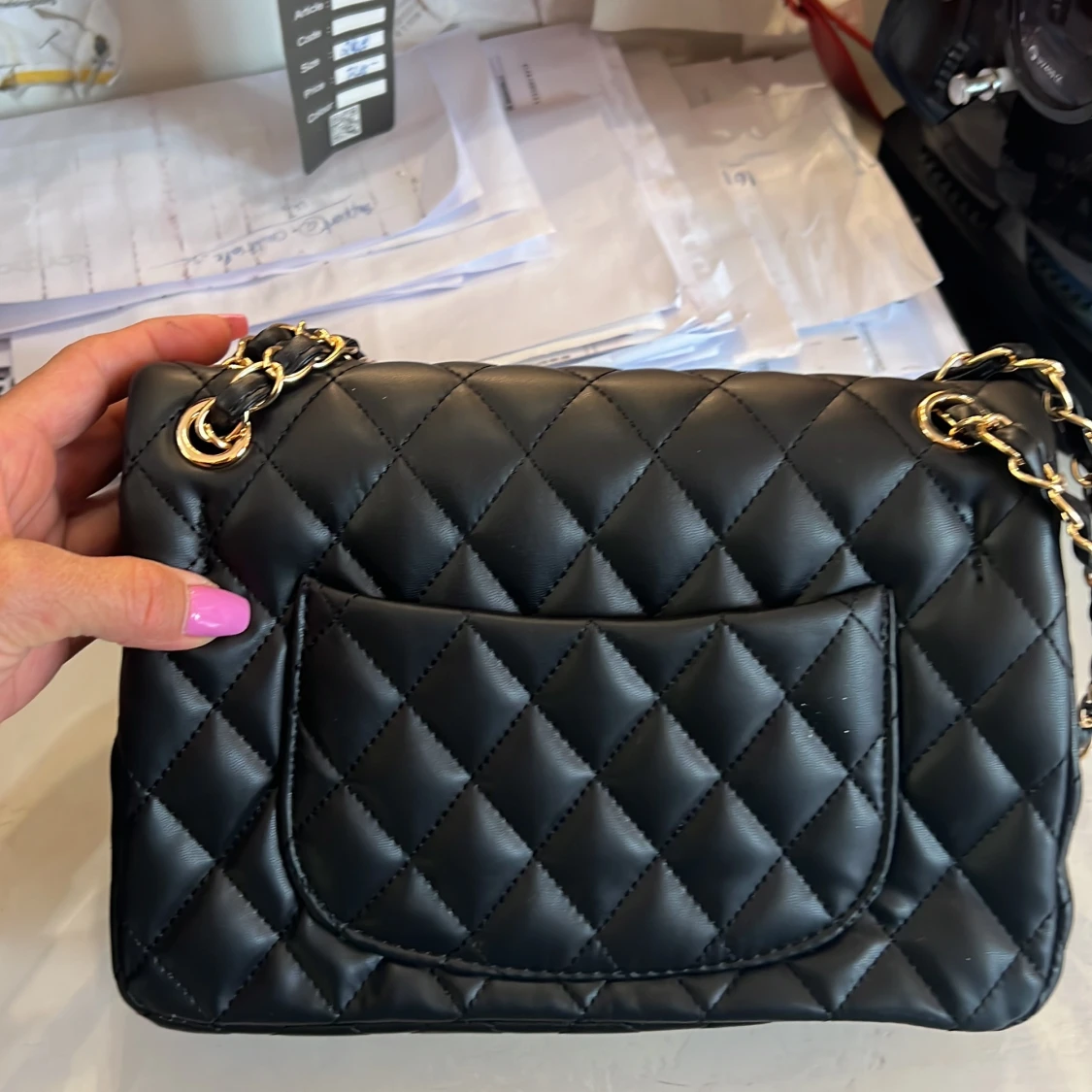 Svart axelväska med gulddetaljer - 2