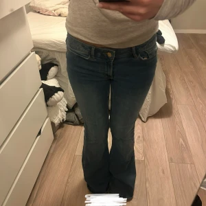 Lågmidjade bootcut jeans - Säljer dessa lågmidjade jeans från veromoda då dom ej kommer till användning! skriv om ni vill ha fler bilder eller har några andra frågor 🩷