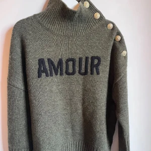 Zadig tröja - Super söt och skön tröja från zadig, perfekt till hösten!! Den är iprincip i nyskick, bilderna är lånade men det är bara att be om bilder så skickar jag!!🩷